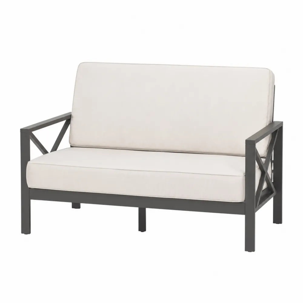 Sofa ogrodowa z aluminiową ramą i kremowymi poduszkami