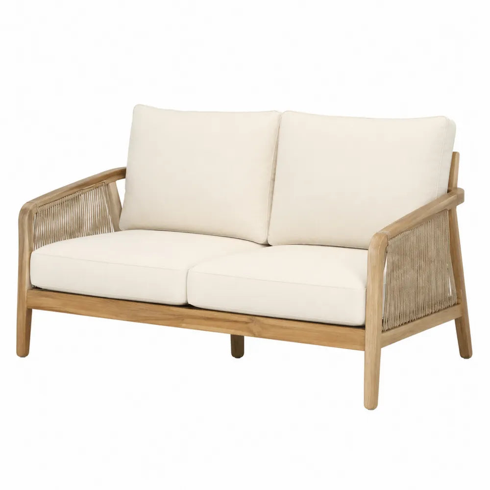 Sofa dwuosobowa z drewna teak i kremowymi poduszkami