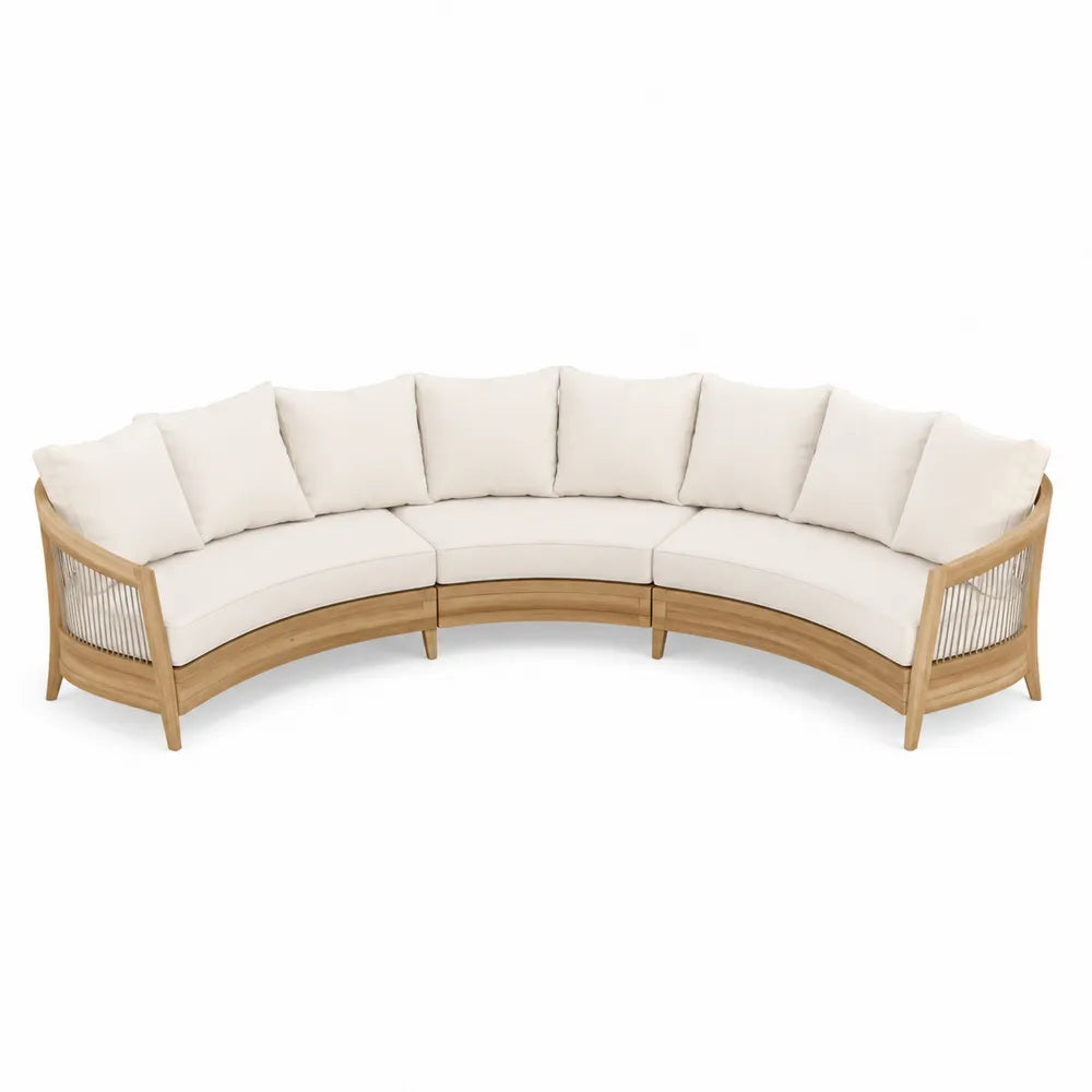 Drewniana sofa ogrodowa z kremowymi poduszkami