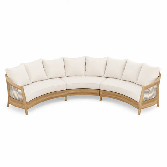 Drewniana sofa ogrodowa z kremowymi poduszkami