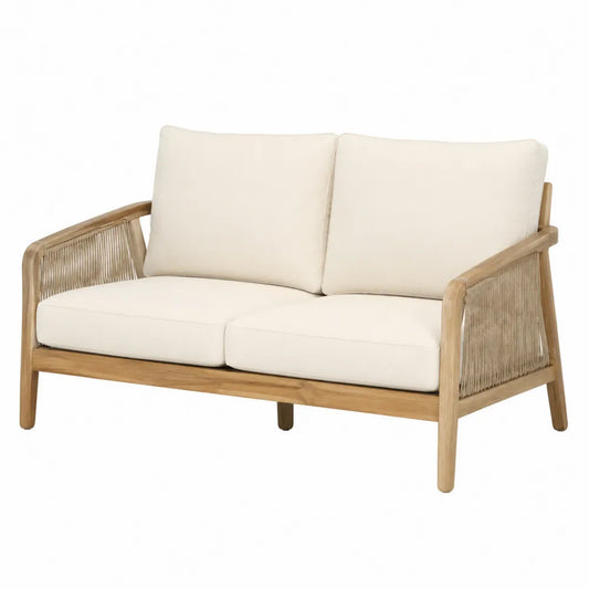 Sofa dwuosobowa z drewna teak i kremowymi poduszkami